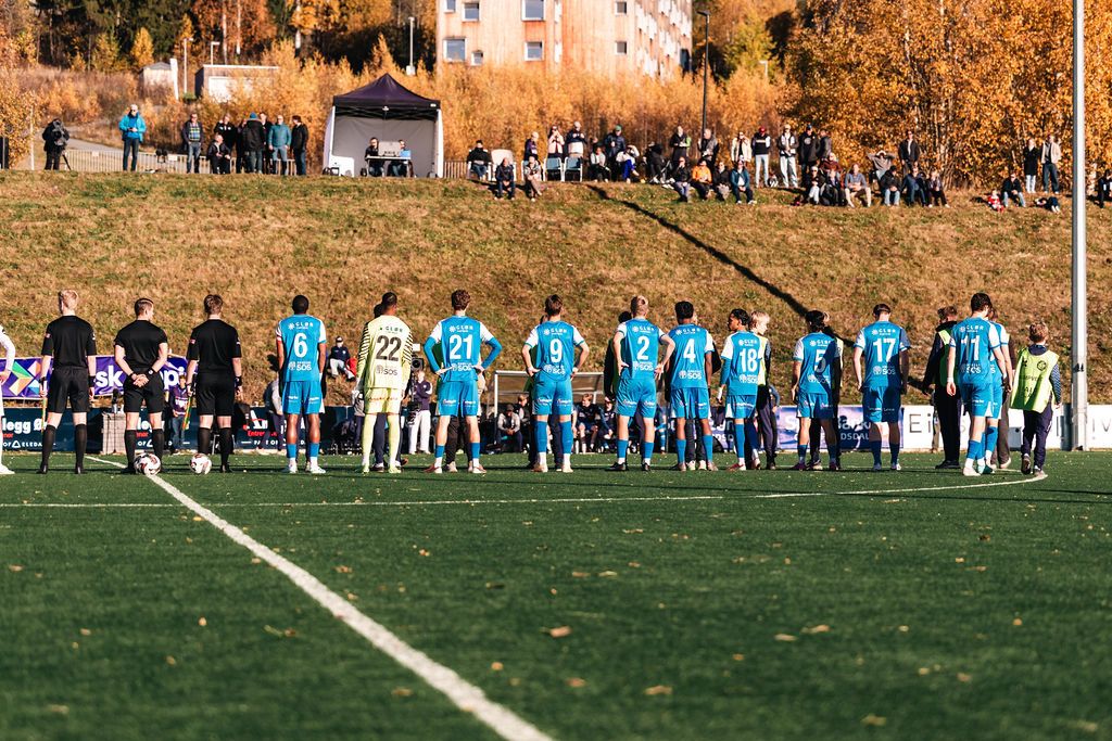 A-laget til Lillehammer FK stiller opp før kampen mot Sandefjord 2 på Stampesletta