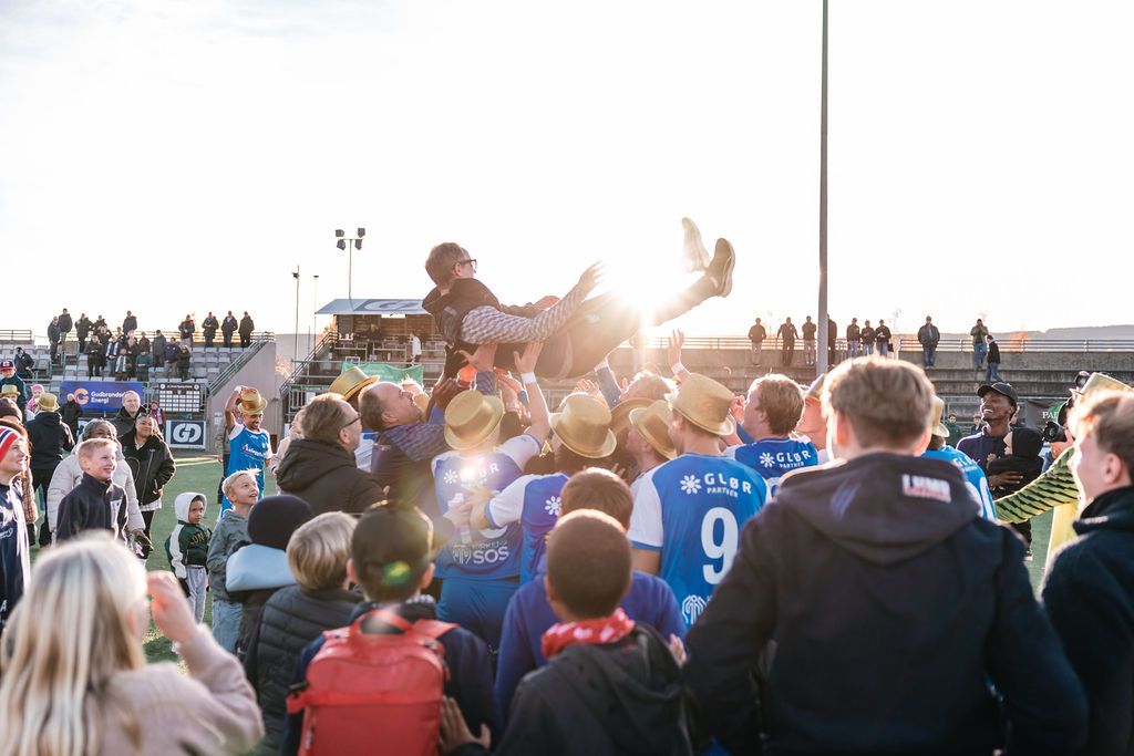 Spillerne kaster en leder i været etter opprykket på Stampesletta