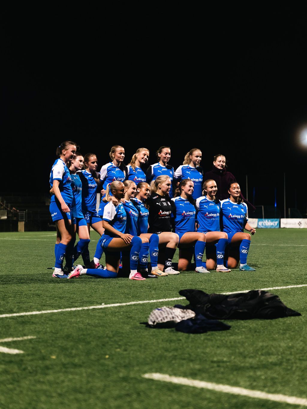 Kvinnelaget til Lillehammer FK samlet til lagbilde etter kampen mot Vang